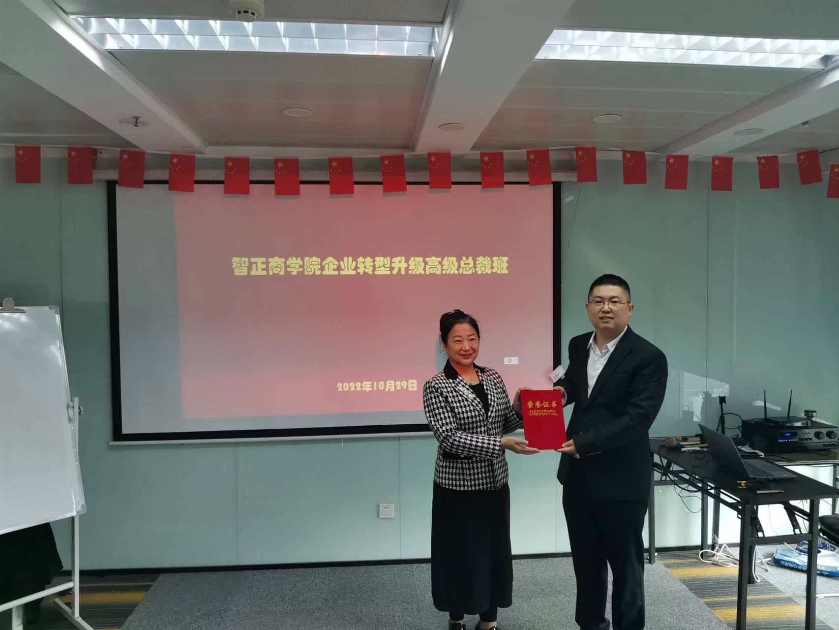 純藍色商務(wù)男士西裝職業(yè)裝會議主持服裝